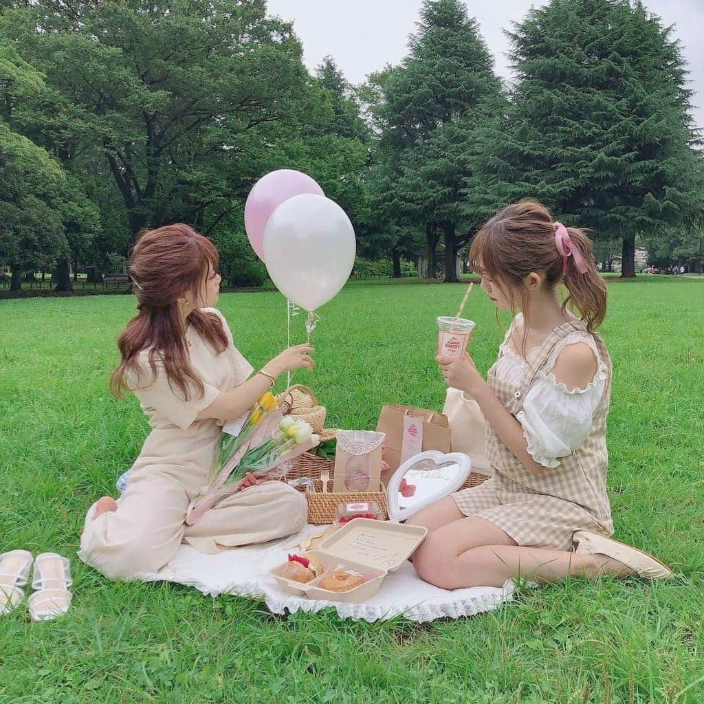 RiLiさんのインスタグラム写真 - (RiLiInstagram)「. 7月27日（土）〜28日（日）に開催の @thelittlebakerytokyo とRiLiのコラボイベント🥐🍓🌷 . このイベント限定で発売する #ピクニックセット を紹介するよ💁🏻🍒 . . 🥪ピクニックセット ¥2600 ・いちごあんバターボール×1 ・RiLiロゴドーナツ×1 ・クランベリークロフィン×1 ・ピンクレモネード×2 . RiLiのロゴ入りドーナツ、ピンク色のレモネード🎀など コラボ限定メニューに加えて、お店で大人気のパンが入った 特別なメニューを作ってもらいました🍩🍋🥤 . 友だち2人と分け合うのにぴったり🌈✨✨ . . ほかにもドリンクのストローがお花柄💐だったりと パッケージにもRiLiのこだわりをつめこみました💞 . またこちらのセットをご購入の方には、 コラボイベント限定ステッカーをプレゼント🎁💫 . 簡単に #おしゃピク ができるこのセットが Getできるのは2日間限定のイベントのみ😳💦 . ただし #ピクニックセット は数に限りがあるので ぜひお早めにご来場ください🏃🏼‍♂️🏃🏼‍♂️🏃🏼‍♂️ . 当日撮った写真はぜひ #🥐🍓🌷 をつけて投稿してね🙈💞 . . ---------------- 🌷The Little BAKERY Tokyoコラボイベント🌷 🍞日時:7月27日(土)-28日(日)10時-20時 🍞会場：The Little BAKERY Tokyo 東京都渋谷区神宮前6丁目12−6 J-cube C-1F ---------------- . . #🥐🍓🌷 #rili_tokyo #ザリトルベーカリートーキョー #thelittlebakerytokyo #ピクニックセット #ピクニック #代々木ピクニック #おしゃピク」7月16日 18時00分 - rili.tokyo