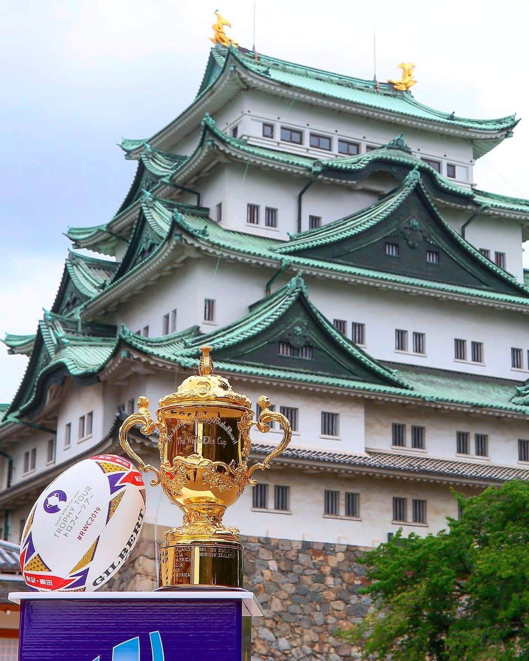 ラグビーワールドカップさんのインスタグラム写真 - (ラグビーワールドカップInstagram)「. ウェブ・エリス・カップが全国を巡回する #トロフィーツアー🏆 . こちらは名古屋城🏯 . 今週末は札幌市を訪問します！ . #RWC2019 #Rugby #Rugbygram #Sport #WebbEllisCup #Aichi #Toyota #Nagoya #NagoyaCastle #VisitJapan #JapanTrip #愛知 #名古屋 #名古屋城 #ラグビー」7月16日 18時06分 - rugbyworldcupjp