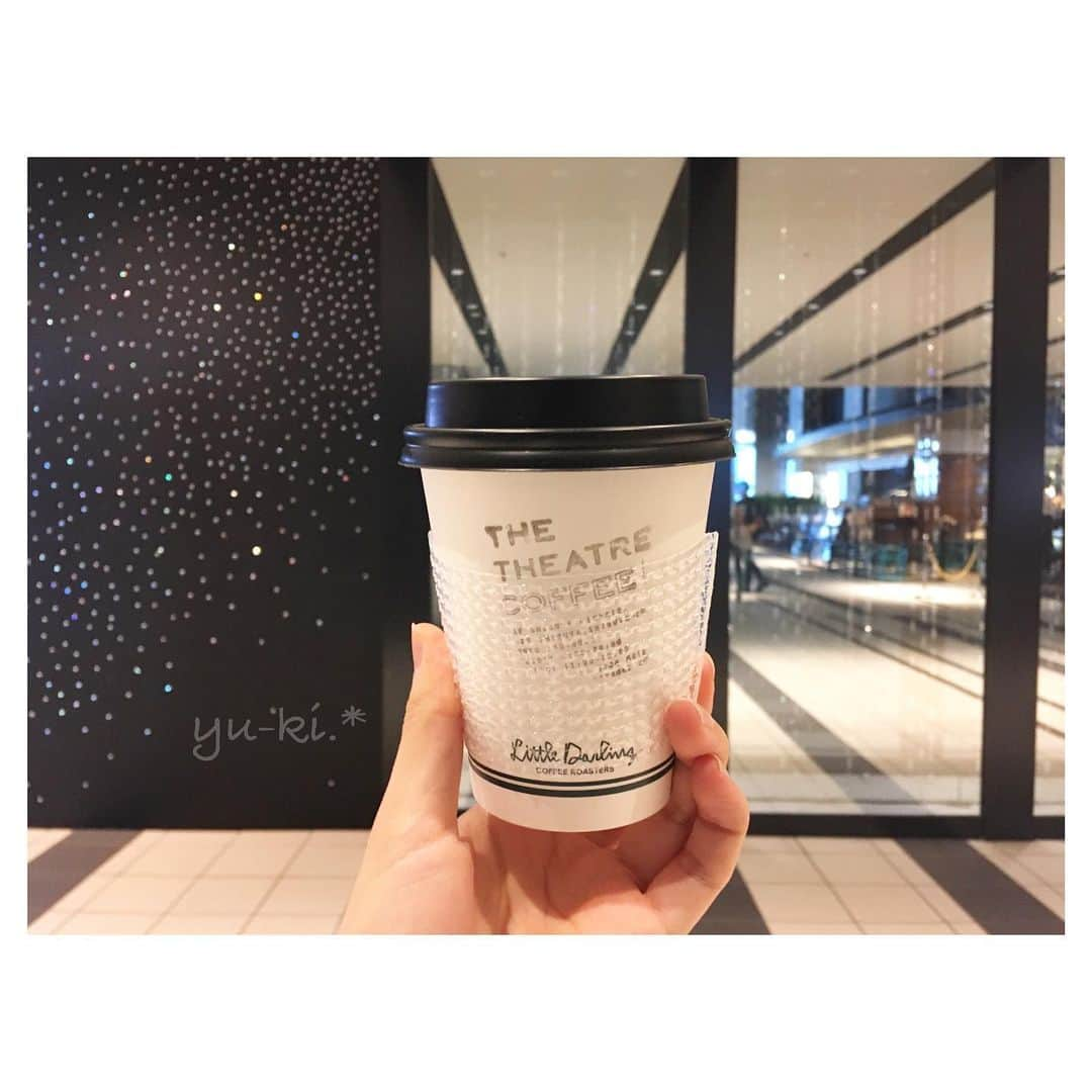 二見夕貴さんのインスタグラム写真 - (二見夕貴Instagram)「. #THETHEATRECOFFEE . 本日は安定のここ..♡ 至福( *´`*). ° しっかりespresso感じるのに マイルドで包み込まれる。癒やし。＊ . . backはお店に向かって左の キラキラゾーン☺︎ ( バリスタさんに撮ってるの見られるの 恥ずかしい気分だったので← ) . . さて！ 今日からポコチャ配信スタート！ 21:00〜視聴しにきてね☺︎！ おしゃべりしましょ🙌🏻 . #coffee #shibuyacafe #cafetime #takeawaycoffee #shibuyahikarie #cameragirl #chill #渋谷カフェ #カフェタイム #持ち帰り #テイクアウトコーヒー #渋谷 #ヒカリエ #シアターコーヒー #カメラ女子 #癒やし #カフェラテ好き」7月16日 18時09分 - yyyuki___