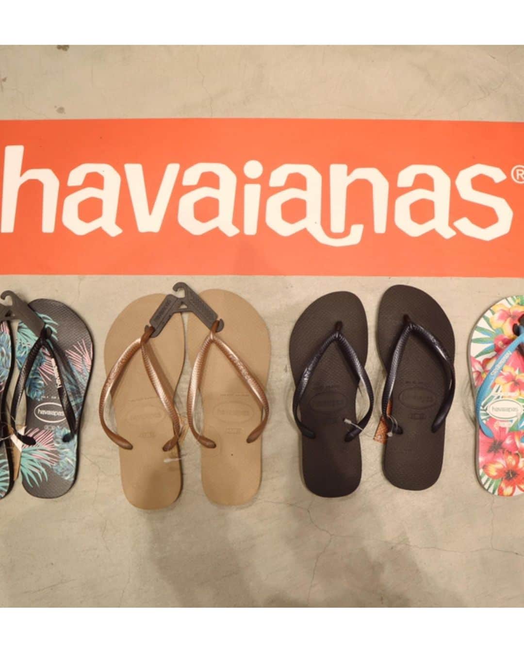 石黒美帆さんのインスタグラム写真 - (石黒美帆Instagram)「* * ハワイアナス @havaianasjapan 👣のPOPUPイベントに行ってきました🌴 * ベーシックなデザインのものから海で映える華やかなデザインまで！とっても悩みましたが、私は普段使いできるベーシックなブラックにしました☀️ * たくさんあるチャームの中から好きなものを選んでカスタマイズ出来るんですよ😆 フラミンゴなどもすごく可愛かったんですが、ゴールドのシェル🐚にしました✨ * トング部分が細いので、ファッションにも合わせやすくていいですよね☺️ * グローバルワーク渋谷では8/18までPOPUP開催中だそうです🌴 * * #ハワイアナス#havaianas#havaianasjapan#letssummer#fashion#fashionstyle#fashiongram#ビーチサンダル#ビーサン#ファッション#カジュアルコーデ#大人カジュアル#夏コーデ#ビーサンコーデ#グローバルワーク#渋谷」7月16日 18時10分 - miho_ishiguro