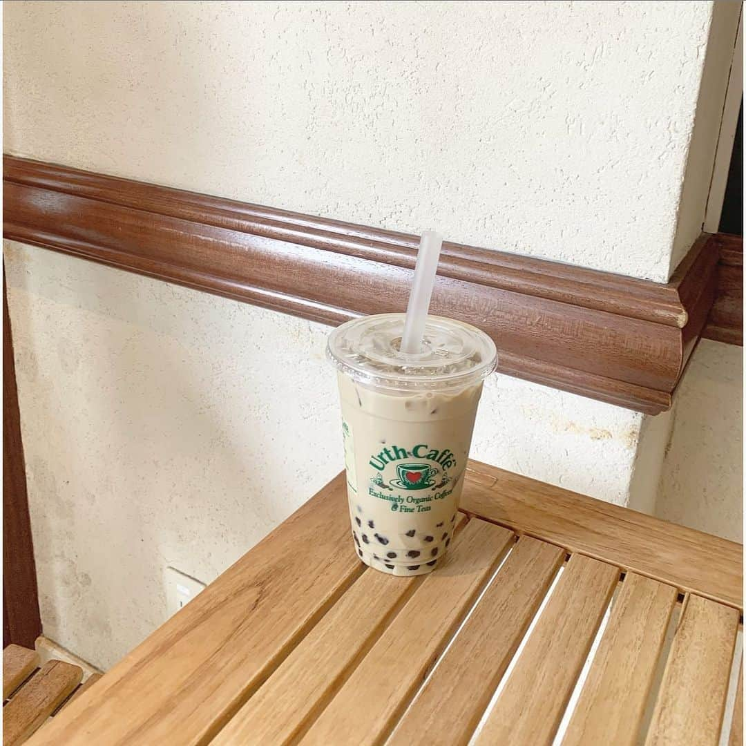 石田一帆さんのインスタグラム写真 - (石田一帆Instagram)「. ほうじ茶タピオカ🥤 . とーーってもおいしい。意外と甘さ控えめ♡ これは近くにいく度に飲んでしまいそう🥺 . あと、平日の朝の代官山のアースカフェ、 かなーり穴場。ってここに書くことじゃないか👦🏼 これから出没率高くなりそうです🌻 . #urthcafedaikanyama#urthcafe#houjicha#tapiocamilktea#tapioca#tokyocafe#daikanyamacafe#urthcafe代官山#アースカフェ代官山#アースカフェ#ほうじ茶タピオカミルクティー#ほうじ茶タピオカ#タピオカミルクティー#タピオカ#代官山カフェ」7月16日 18時12分 - ishidakazuho