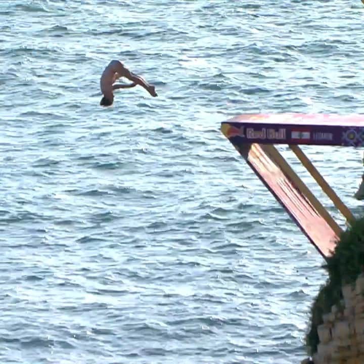 レッドブルのインスタグラム：「🔟🔟🔟🔟🔟 It's a perfect 10 dive for @garydiver! 🤯 . . . @redbullcliffdiving  #redbull #redbullcliffdiving #givesyouwings #cliffdiving #lebanon #dive #perfect10」