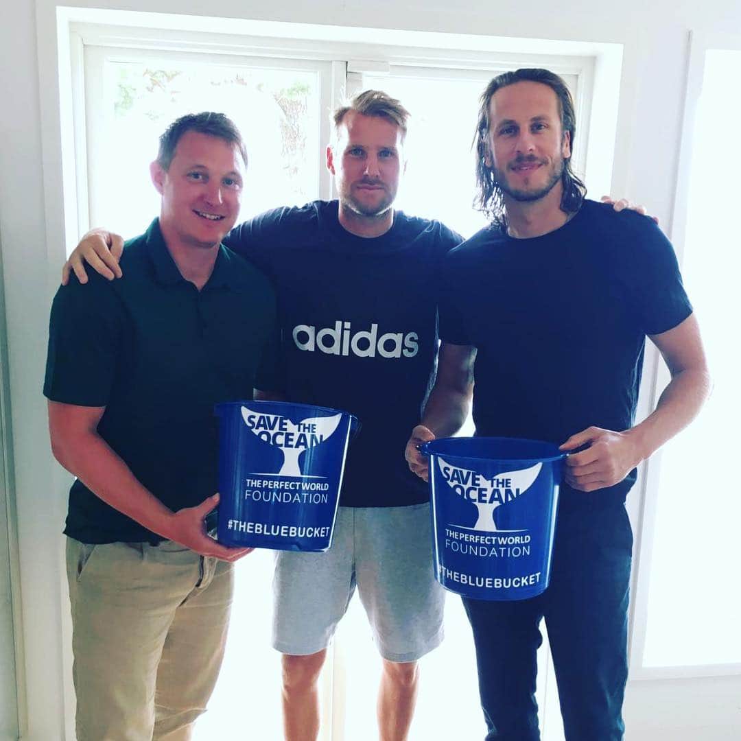 オラ・トイヴォネンのインスタグラム：「Together we can make a difference! #savetheocean #theperfectworldfoundation #thebluebucket」