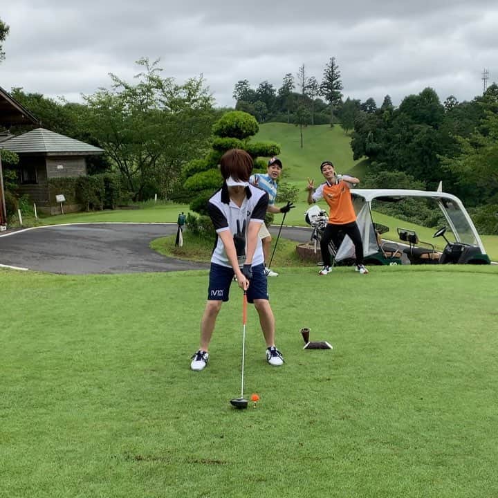 松村淳平のインスタグラム：「後ろがうるさい！ . #golf #golfswing #golfwear #golfer #ゴルフ #ゴルフ男子 #ゴルフ女子 #ゴルフスイング #ゴルフコーデ #ゴルフウェア #ゴルフ好き #ゴルフスイング動画 #v12golf」