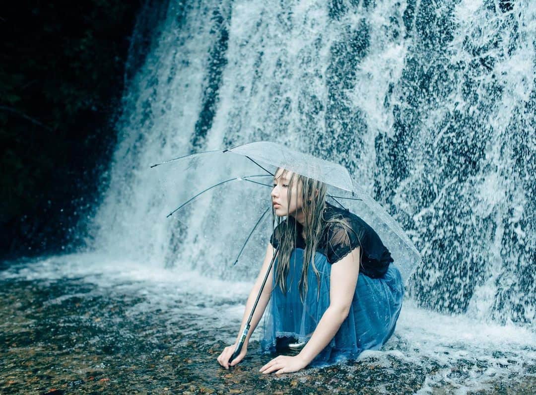 haraoのインスタグラム：「雨の日も嫌いじゃないよ . . . #as_archive #indies_gram #hueart_life #GPW_members_only #ig_phos #indy_photolife #screen_archive #Rox_Captures #jp_mood #team_jp_ #IGersJP #RECO_ig #Lovers_Nippon_Portrait #art_of_japan_ #japan_daytime_view #daily_photo_jpn #bestjapanpics #tokyocameraclub #ポートレート撮影 #光と影 #スクリーンに恋して #写真が好きな人と繋がりたい #被写体募集」