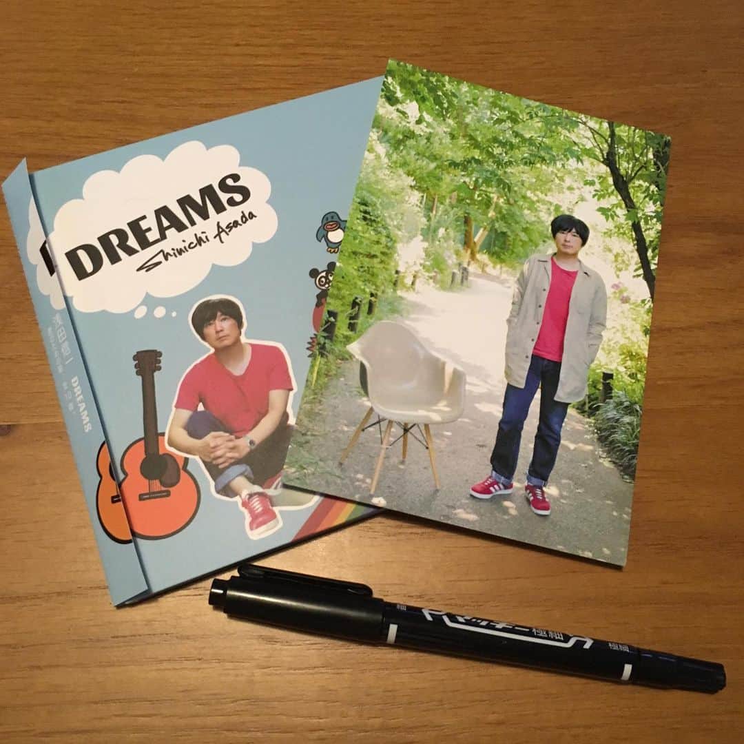 のインスタグラム：「💿💿💿 一番嫌いな授業が「かきとり」だったこの僕が、ありがたい事に大量のサイン書きに追われています😂😂😂 写真はオフィシャル通販特典のポストカード📮  先行通販は随時受付中💿  www.asashin.net」
