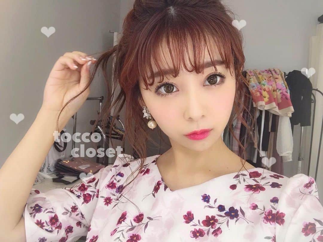 のインスタグラム：「❤︎ . なんとなんと！ @tocco_closet とのコラボ 第2弾が決定しました〜❤️ . 今日撮影してきたよ❤️ . 今回もコラボは7体🥺 公式HPにて今月の 25日に発表されます🎶 . 販売は今月末からだって✨ 今回は秋服だよ〜🥀 私自身すっごく楽しみ❤️❤️ . 秋服だって聞いたから 暖色系に髪色変えたのも この為でした🥺🥺 . 第1弾の様子はハイライトに 載せてあるからみてみてね✌️ . . #トッコクローゼット #tocco #toccocloset #make #me #かわいい #ヘアメイク #ヘアアレンジ #いいねがえし #いいね返しは絶対 #ピンクメイク #自まつ毛 #重大発表 #モノノフ #お洋服 #ふわふわ #ナチュラルメイク #自撮り」