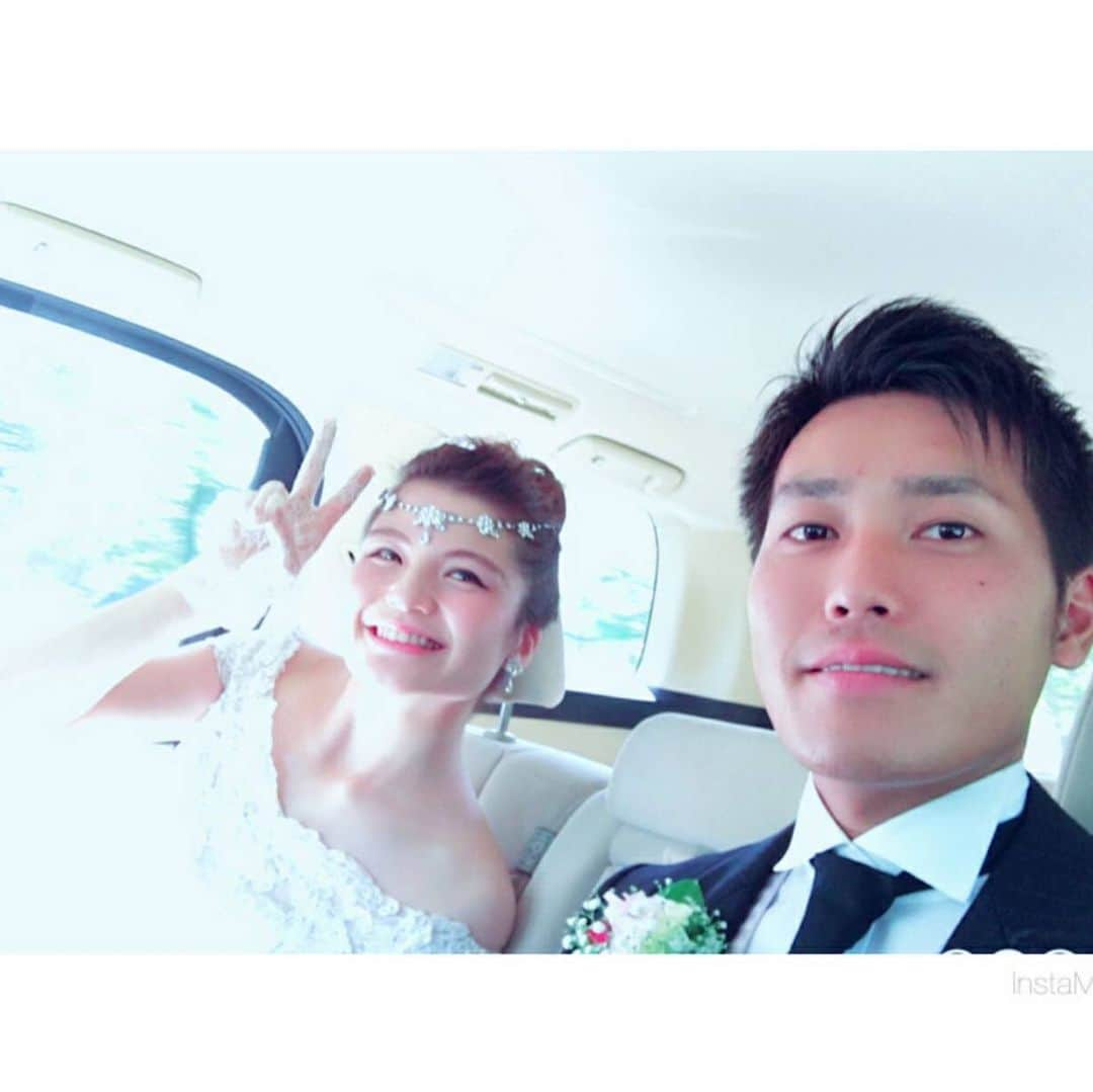 九十九島ベイサイドホテル＆リゾート フラッグスさんのインスタグラム写真 - (九十九島ベイサイドホテル＆リゾート フラッグスInstagram)「リムジンで移動中のお二人♡ すてきー♡！ #リムジン #新郎新婦 #ツーショット #ウエディングレポート #パーティーレポート #フラッグス #wedding #weddingcake #weddingdress #ウエディングドレス #タキシード #佐世保花嫁 #佐世保結婚式 #日本中のプレ花嫁さんと繋がりたい #プレ花嫁」7月16日 18時27分 - flags_wedding