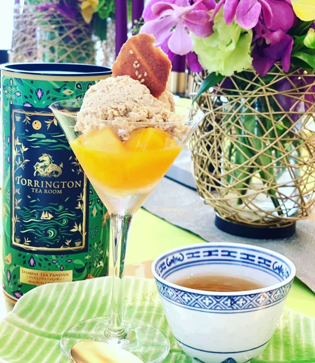 小川薫さんのインスタグラム写真 - (小川薫Instagram)「蒸し暑くって例年になくアイスクリームが食べたくなります🍨皆さんはどんな種類のアイスがお好きですか。私はやっぱりバニラ。次は抹茶かな✨ 今回の夏のおもてなし中華のデザートも香りのいいあるお茶のアイスクリーム。マンゴーと一緒に召し上がって頂きます。 先週、今週もご遠方からありがとうございます❤️ アメリカ、上海、福岡、東京、福井、香川、岡山などから皆さんのお元気な顔を見られて幸せです😊  今回の中華レッスンは10品作って、召し上がって２時間くらい。身近な食材を使った普段のおかずにもホームパーティーにも使えるレシピばかり。Salon de clover の夏のおもてなしレッスンへぜひ越しください🍅  #salondeclover  #サロンドクローバー #小川薫 #おもてなし #おもてなし料理教室 #料理教室 #料理研究家 #テーブルコーディネート #テーブルコーディネーター  #大阪料理教室 #cookingclass  #tablesetting  #堀江 #堀江公園 #tablecoordinate #パーティーフード #おもてなし料理 #スガハラ #sghr #アンティーク #夏の中華 #中華 #中華レッスン #夏のおもてなし #夏のアレンジ #アイスクリーム #手作りアイス」7月16日 18時28分 - salondeclover