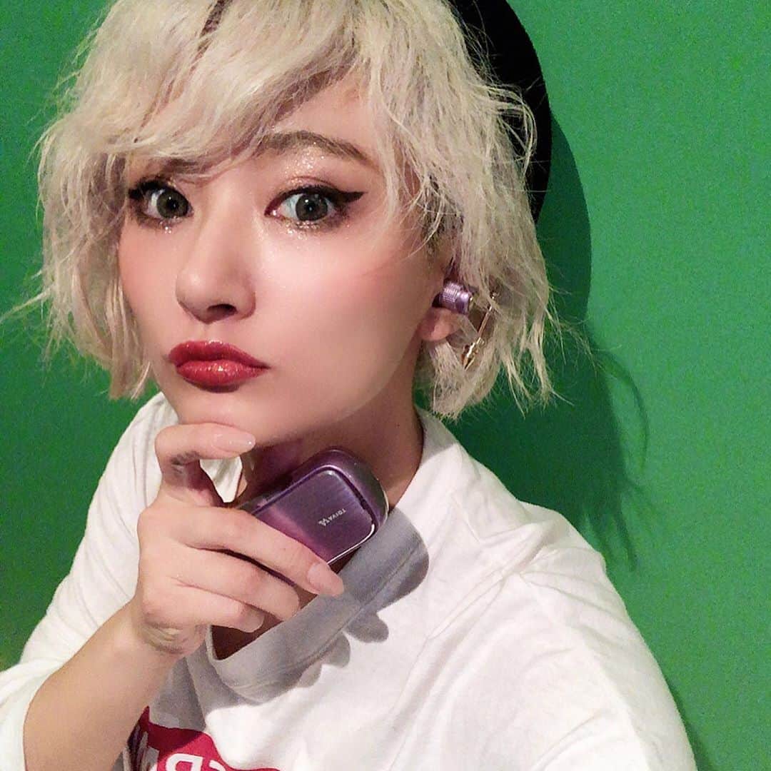 のインスタグラム：「AVOIT 最新ワイヤレスイヤホン「TE-BD21f」の発売記念イベントに参加してきました😍🌟🎸🎉 ・ ダイナミック型バランスドアマチュア型ドライバーのハイブリッドタイプ😃⭐️ 中低音域がしっかり聞こえてタイプだ😍トラップとかダブステ好きだから低音重視だし 歪みない音圧が欲しい😍㊗️ ・ こうゆうのってすぐ電池切れるのに 最長7時間再生とわずか5.9gってゆう軽さが最高です😃🌹あと価格帯が 個人的には耳の穴おっきいのか前に使ってたワイヤレスイヤホン🎧がころんころん落ちちゃうし駅のホームに落ちかけたりして泣いたし 軽いのに奥までしっかり入ってシリコンラバーの安定感が💯💯😍㊗️ 予約受付が7月22日から、発売日が7月31日からです！ 凛として時雨のピエール中野さんモデルのほうも予約凄そう、、欲し🥺🌹❤️ ・ ・ ・  #PR #AVIOT #TE_BD21f #アビオット #ワイヤレスイヤホン #イヤホン #イヤホンにもっと自由を」