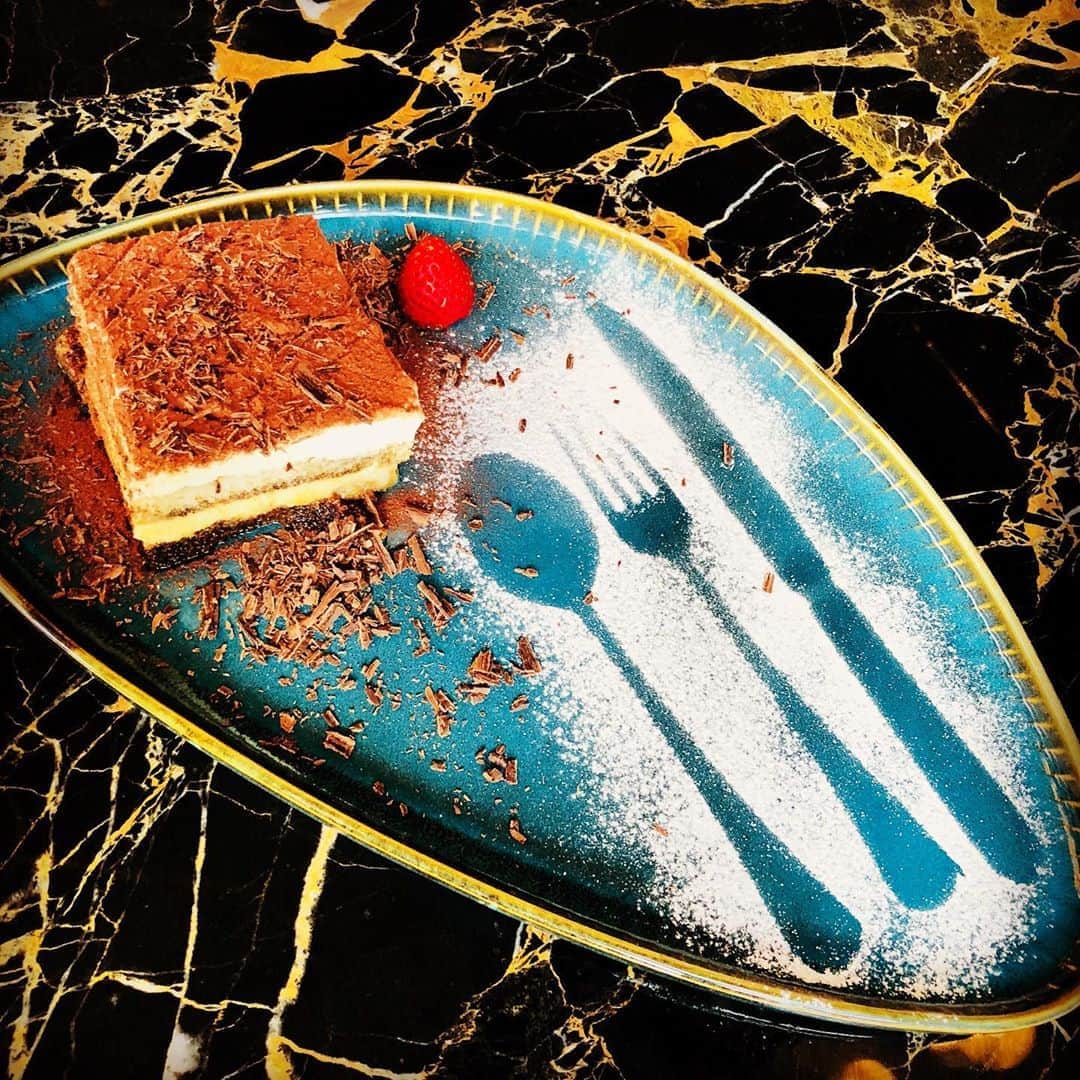 平愛梨さんのインスタグラム写真 - (平愛梨Instagram)「ティラミス🤩 こんな美味しいケーキも食べれる幸せ😍 粉糖で絵柄をデザイン🍴🥄 なんてオシャレなカフェなんだ🙈 #デザート#ドルチェ#ティラミス#オシャレ#blumatto#チーズケーキ も#美味しかった#至福の時間」7月16日 18時30分 - harikiri_tairi