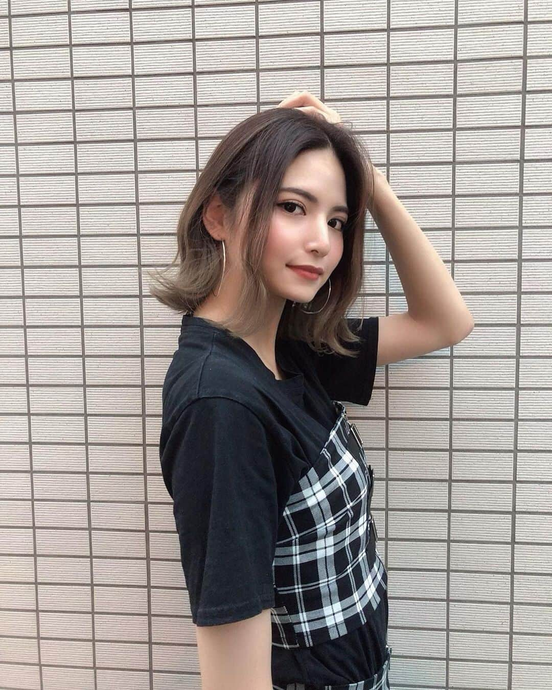 水埜帆乃香さんのインスタグラム写真 - (水埜帆乃香Instagram)「🌻new hair🌻﻿ ﻿ 今回の金木さんのテーマは﻿ 「紫外線なんて怖くないぜ！夏の潤いヘア🏄‍♀️」👏👏👏﻿ ﻿ カラー剤の中にトリートメントたっぷり配合してて﻿ カラーすると傷む。というのは昔話みたいです😦﻿ ﻿ ブリーチして染めまくってるのに﻿ ISM行く度に髪がサラサラに生まれ変わる！！﻿ ﻿ 金木さん、ISMのみなさん﻿ いつもありがとうございます🙇‍♀️♥️﻿ ﻿ #ism #ism北千住 #newhair #newcolor #hair style #hair #バレイヤージュ #ハイライトカラー #外国人風カラー #北千住 #ゴッドハンド金木ぱいせん﻿」7月16日 18時35分 - honoka_0901