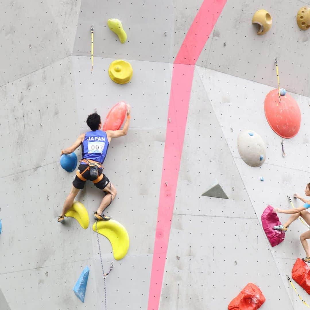 渡部桂太さんのインスタグラム写真 - (渡部桂太Instagram)「The Belt and Road International Climbing Master Tournament 2019 Lhasa編 日本代表として @possamyuji と2種目に参戦 リード7位 ボルダリング優勝🥇(1枚目の参照) という成績を収めることができました❗️💪 登りの内容やメンバーはどうであれ 久々の優勝は素直に嬉しかったです  日頃サポートしていただいている 家族，会社，スポンサー，友人等々に感謝です🙏  Lhasaへは飛行機を使い 羽田空港から上海経由で現地入りしたわけですが 今思えばLhasa空港へ着いた瞬間から高山病？🤯 順応する間も無く大会を戦い抜きました 頭痛、酸欠、無気力、こんな状態で登ったのは初めてで、とても辛かった…これ以上にしんどい状況で登る事は、今後訪れないであろう笑 @japan_national_climbing_team  @lasportivajp  @tokyopowder  #住友電装 #sumitomowiringsystem  #森永製菓  #lhasa #tibet #thebeltandroadinternatinalgateballinvitationaltournament2019 #bouldering #climbing」7月16日 18時36分 - keita_watabe