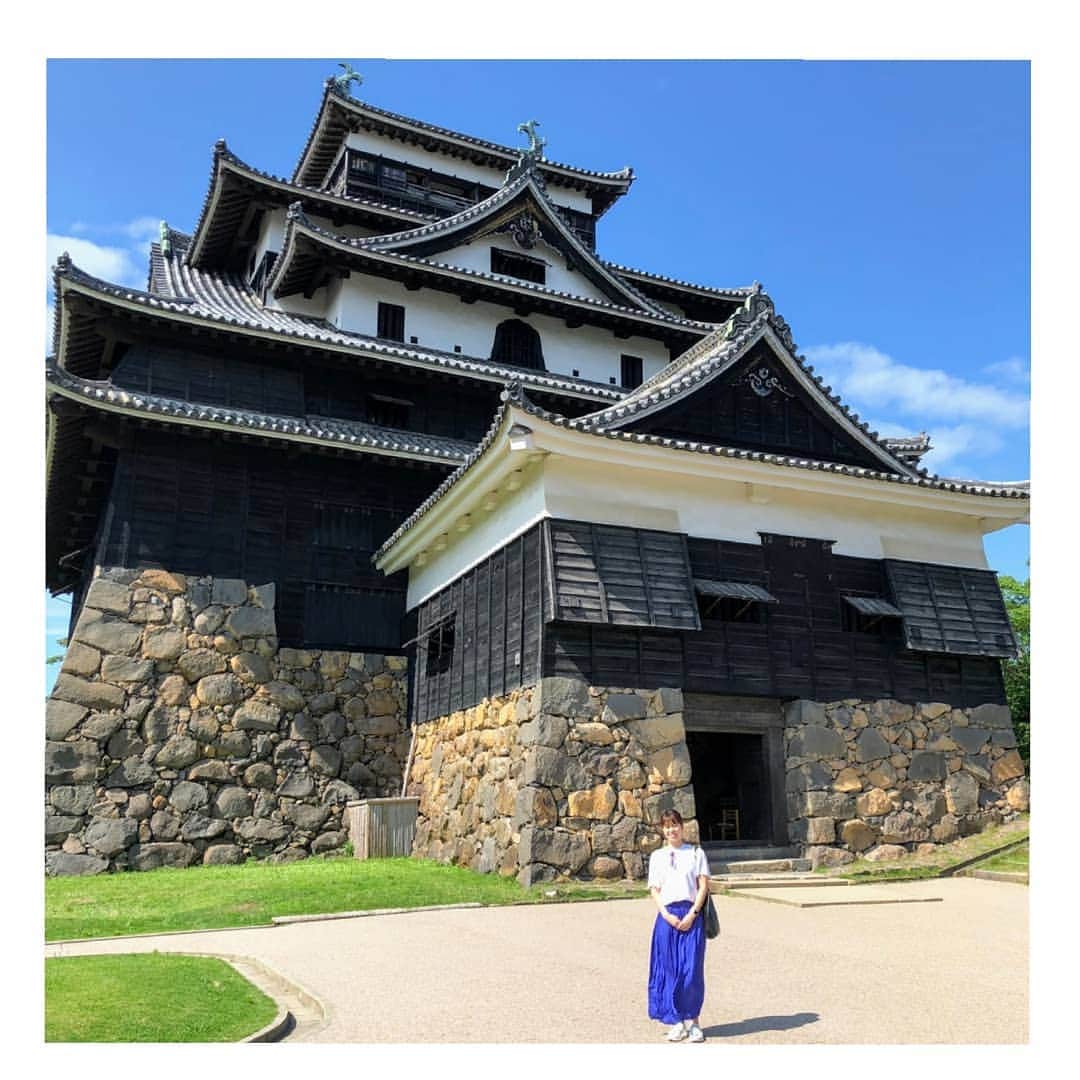星奈津美のインスタグラム：「今回は観光する時間もあったので、国宝松江城へ✨ガイドさんに見どころをお話頂きながらという贅沢なコースで、歴史の勉強にもなりました。3枚目の写真は「あった〜幸せのハート！」的な感じを心の中で意識してみました💙 #松江城 #幸せのハート」