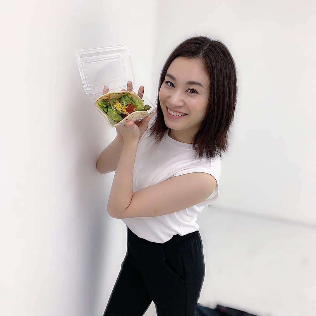 鈴木芳奈のインスタグラム：「撮影終了〜♪ ケータリングは沖縄料理をいただいて、沖縄の雰囲気を感じたよ〜！ 撮影は沖縄とは全く関係ないんですけどっw この撮影チームは凄く素敵な方ばかりで、皆さんの技術の高さに感動しつつ、私も演者として全力でやってます とりあえず本日は終了〜 解禁日を楽しみしててね♪  #撮影 #橘芳奈 #沖縄料理 #美味しかった  #チームワーク #みんなのおかげで私がいる #お疲れ様でした」