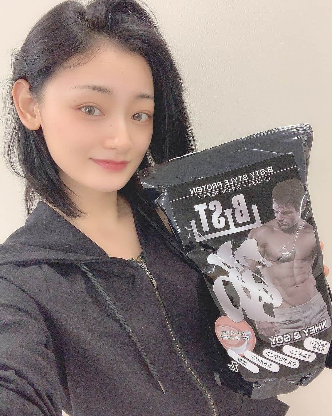 内田美麗（麗奈ゆう）さんのインスタグラム写真 - (内田美麗（麗奈ゆう）Instagram)「最近お腹周りが太ってきたので、腹筋と下っ腹の筋トレをやってます👍  くびれがないとマデちゃんになれないので笑  ただ痩せると腕とかお尻とかたゆんたゆんに見えちゃうからプロテインは本当に大事🍑🍑 ビーストプロテインは甘くて美味しいから飲みやすいのだ🍪🍪🍪🍪 #プロテイン#筋トレ#筋肉#トレーニング#腹筋#下っ腹#ビーストプロテイン#protein#training#フィットネス#fitness」7月16日 18時39分 - miretan29