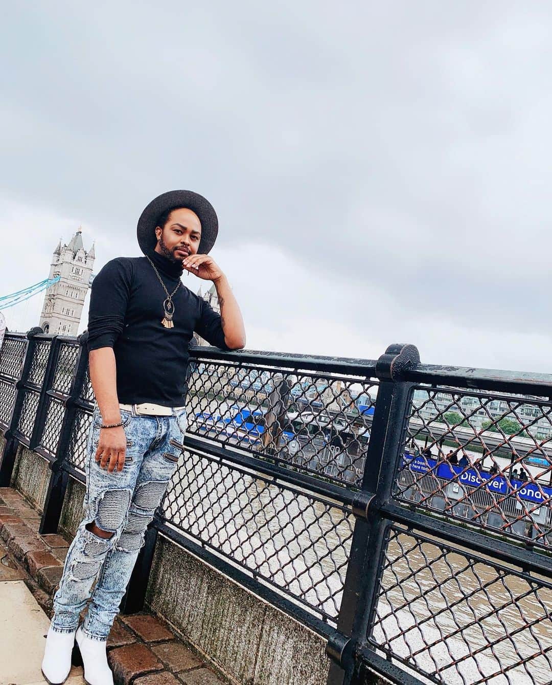 Codyのインスタグラム：「It’s rainier in Tokyo than it was in London😭」