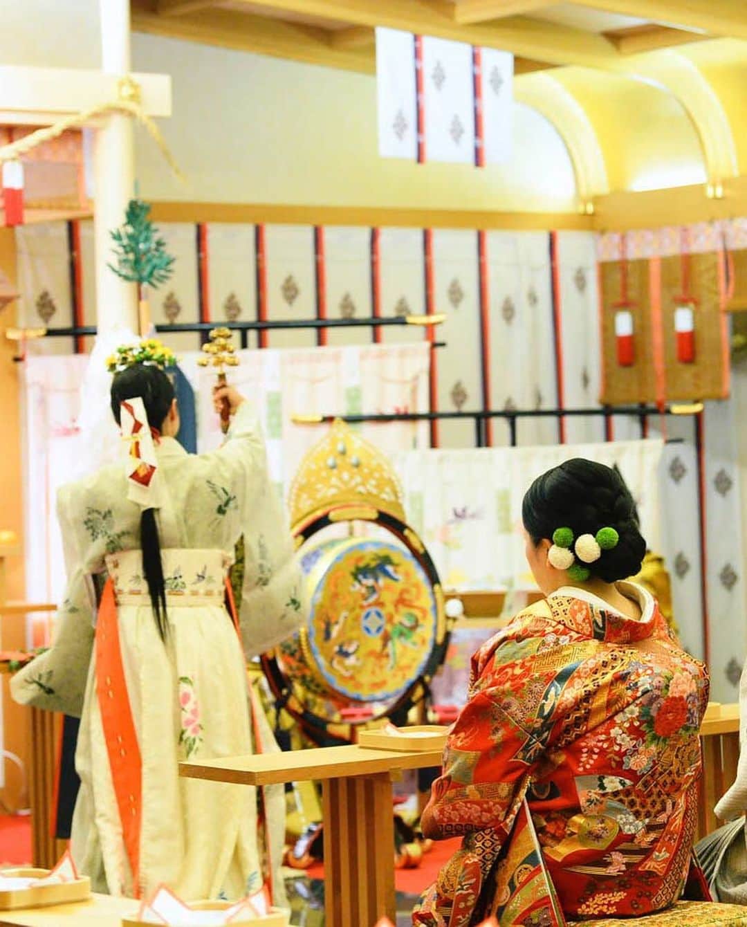 マリエカリヨン名古屋さんのインスタグラム写真 - (マリエカリヨン名古屋Instagram)「@marieecarillon . 日本の花嫁らしい神前式の スタイルはゆったりと厳かに これからを誓い合える 素敵なひとときです..＊* . ------------------ . ▼ブライダルフェアは インスタのTOPからご予約が出来ます⚐ ＞＞＞ @marieecarillon . @marieecarillonをフォローして #マリエカリヨン  #マリエカリヨン名古屋 のハッシュタグをつけて お写真を投稿してみてくださいね✳︎ . こちらの公式IG（@marieecarillon） で取り上げさせていただきます♡ . #マリエカリヨン #マリエカリヨン名古屋 #dress #nagoya #wedding #weddingdress #weddingparty #ウェディングドレス #カラードレス #ウェディングレポ #チャペル #プレ花嫁 #ブライダルフェア #卒花 #披露宴 #結婚式準備 #日本中のプレ花嫁さんと繋がりたい #nagoya #結婚式 #結婚式場 #東海花嫁 #名古屋花嫁 #2020春婚 #2019夏婚 #2019秋婚 #2019冬婚 #神前式 #和婚 #三三九度」7月16日 18時44分 - marieecarillon