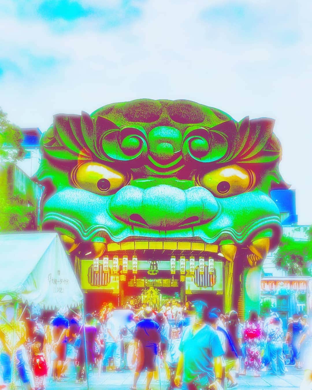 風麻のインスタグラム：「こないだ通り掛かった、地元の祭、その2。雨で暗くて陰気臭すぎたから、加工して晴れにしてハッピーな感じにした。  #japan #japanculture #summerfestival #shrine #festival #夏祭り #雨祭り#雨 #rain #神社 #祭り #出店 #photography #photo #獅子 #獅子舞台」