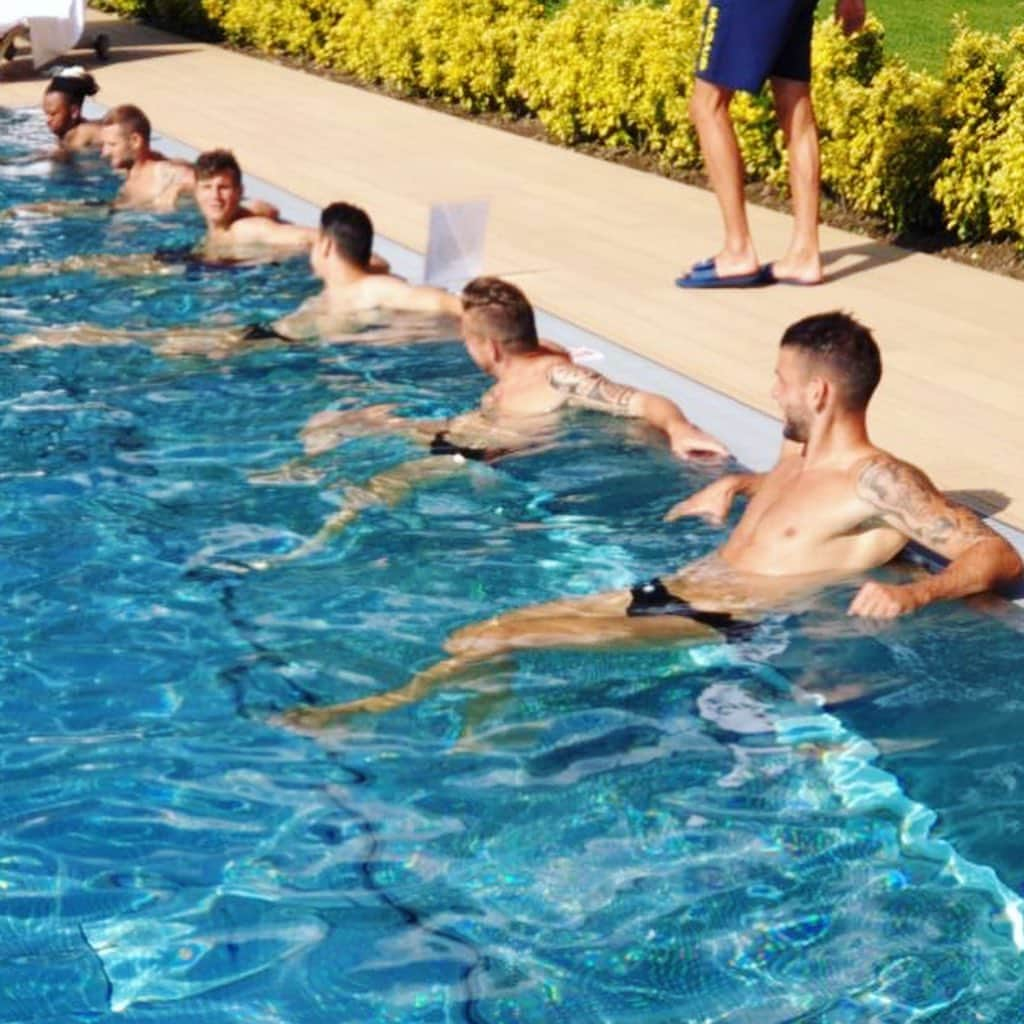 ACキエーヴォ・ヴェローナさんのインスタグラム写真 - (ACキエーヴォ・ヴェローナInstagram)「⛰🏊‍♂️⚽️ Giornata di relax al @grandhoteltermedicomano dopo la prima partita amichevole! @visitacomano 💛💙 A relaxing day after the first friendly match! #chievo #chievoverona #relax #swimmingpool #training」7月16日 18時45分 - acchievoverona