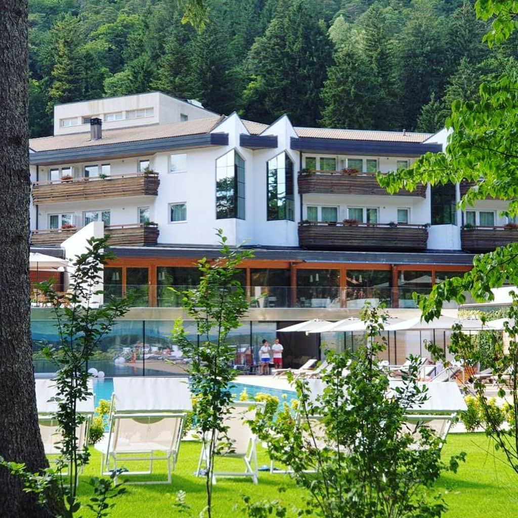 ACキエーヴォ・ヴェローナさんのインスタグラム写真 - (ACキエーヴォ・ヴェローナInstagram)「⛰🏊‍♂️⚽️ Giornata di relax al @grandhoteltermedicomano dopo la prima partita amichevole! @visitacomano 💛💙 A relaxing day after the first friendly match! #chievo #chievoverona #relax #swimmingpool #training」7月16日 18時45分 - acchievoverona