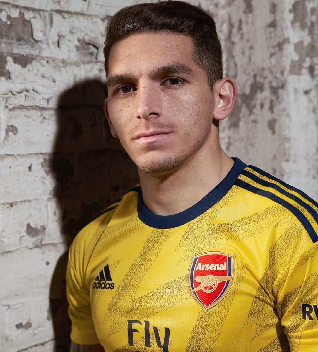 アーセナルFCさんのインスタグラム写真 - (アーセナルFCInstagram)「She likes, he likes, we like our three stripes 🎶⁣ ⁣ Grab your 2019/20 away jersey today 🔥⁣ ⁣ #arsenal #torreira #williamson #lacazette #nobbs」7月16日 18時52分 - arsenal