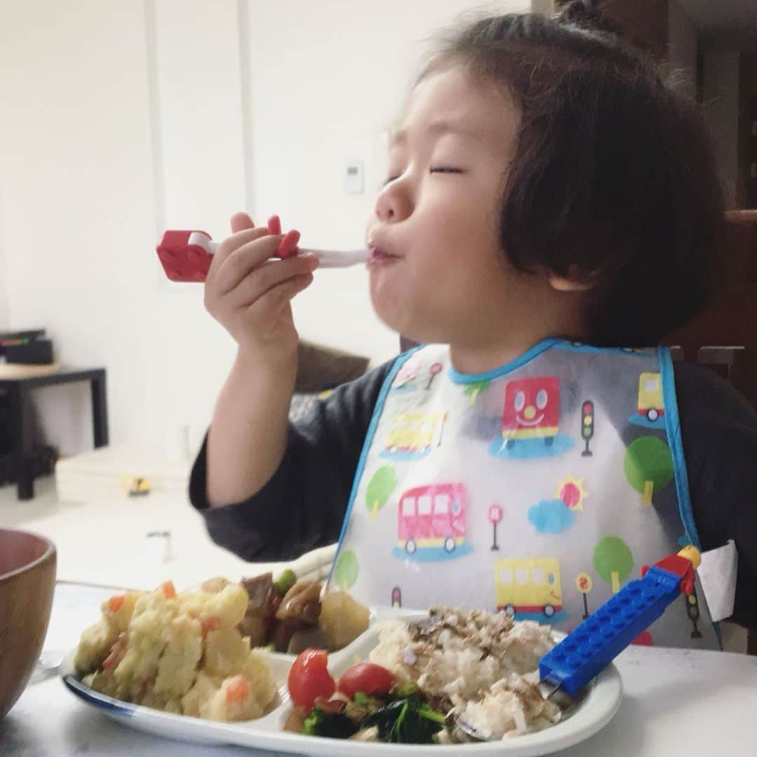 高木りなさんのインスタグラム写真 - (高木りなInstagram)「今日の#かーちゃんと息子のふたりごはん  息子の大好物のポテトサラダは山盛り(3枚目)😂 오늘의 #엄마와아들식단  아들이 좋아하는 감자샐러드는 곱배기 ㅎㅎㅎ (3번째사진) . . . #RinasTable #RinasSpoon #리나스테이블 #집밥 #저녁밥 #유아식 #3살 #おうちごはん #晩ごはん #幼児食 #食育 #2歳」7月16日 18時57分 - rinasvoyage