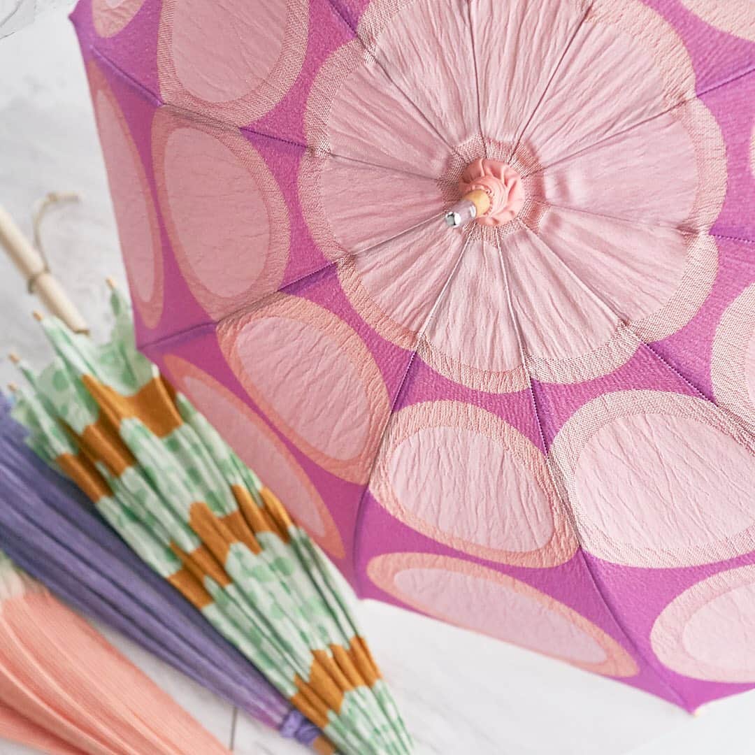 SHISEIDO THE GINZAさんのインスタグラム写真 - (SHISEIDO THE GINZAInstagram)「【槙田商店の日傘】 先ほどご紹介した槙田商店の傘は、晴雨兼用傘や雨傘のほか、日傘も取り扱っております。  菜-sai- 伸縮性のある糸を使って、柔らかな表情が瑞々しい野菜のナチュラル感を表現。 太陽と楽しく付き合える日傘です。  日傘も雨傘と同じく、織生地を使用し、生地を織ることから縫製、組み立てまですべて、ひとつひとつ職人の手で作られています。  槙田商店の日傘は、当店4F SHISEIDO THE TABLESにて取り扱っております。  #shiseidothestore #shiseidothetables #槙田商店 #傘 # #日傘 #umbrella #テキスタイル #職人 #uv対策」7月16日 19時04分 - shiseidothestore