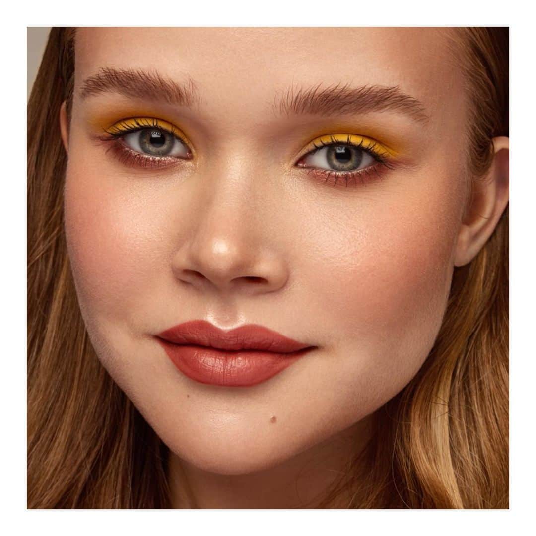 さんのインスタグラム写真 - (Instagram)「Ставь в комментариях 🔥, если предпочитаешь яркие тени или 💛 — если нюдовые. А может и то, и другое? ⠀ В этом макияже оттенок Mocha помады #MiniMAC Lipstick отлично сочетается с желтым оттенком Chrome Yellow на глазах из палетки It's Designer #MACArtLibrary 🌞 ⠀ MUA: @gorelkina_mua / М•А•С Атриум Model: @khityaeva Photo: @ilonaveresk Hair: @this_is_hair ⠀ #MACCosmeticsRussia」7月16日 19時00分 - maccosmeticsrussia