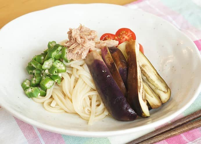 エバラ食品さんのインスタグラム写真 - (エバラ食品Instagram)「【エバラ社員の食卓ウィーク/なす料理Vol.1】 なすの浅漬けを、うどんの具材に！ . こんにちは、SNSチームの北尾です。今週はエバラ社員が考えた、なす料理をお届け♪旬のおいしさを味わうのに、ぜひご活用ください(*^_^*) . 今回、私は「 #浅漬けの素 昆布だし」を使ったなすの浅漬けをうどんの具材にアレンジ。なすは電子レンジで軽く温めておくのがおすすめ。短時間で味がしっかり染み込みます♪ . まろやかな塩味の浅漬けは、「プチッとうどん すだちおろしうどん」を絡めたさわやかな風味のうどんと相性抜群！お好みでツナを入れると、コクが加わってさらにおいしくなりますよ＾＾ . 冷凍のうどんを使えば、より手軽に作れます♪夏休みのお昼ごはんにもぴったりの冷やしうどん、お試しあれ(*^_^*) . ＜材料 2人分＞ うどん(乾麺) 2束 なす 2本 オクラ 5本 ツナ缶 1缶 ミニトマト ４個 エバラ浅漬けの素 昆布だし 適量 エバラプチッとうどん すだちおろしうどん 2個 . ＜作り方＞ 【1】オクラは板ずりをして水洗いしたあと、ラップをして、電子レンジ(600W)で１分加熱します。 【2】【1】を冷水で冷まして、輪切りにします。 【3】なすは縦に4等分し、ラップで包んで電子レンジ(600W)で3分加熱します。 【4】【3】のラップをはずし、器に入れて「浅漬けの素」を浸る程度注ぎ、約15分漬けます。 【5】うどんは表示通りにゆでて冷水でしめ、水気をしっかりきります。 【6】【5】を器に盛り、「プチッとうどん」であえて、【2】、汁気をきった【4】、ツナ缶、ミニトマトをのせてできあがりです。 . #エバラおいしいレシピ #エバラ食品 #おうちごはん #レシピ #うどん #冷やしうどん #夏野菜 #野菜 #なす #ナス #茄子 #オクラ #ツナ #ツナ缶 #ミニトマト #instafood #foodstagram」7月16日 19時00分 - ebarafoods