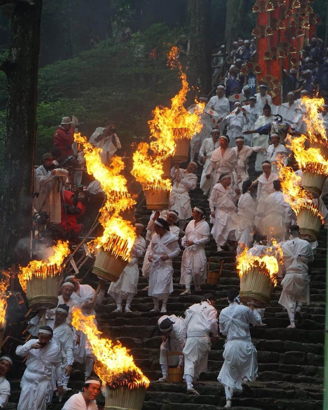 Visit Wakayamaさんのインスタグラム写真 - (Visit WakayamaInstagram)「.﻿ A spectacular sight last weekend: purifying the path for Kumano Nachi Taisha's 12 deities. ﻿ ﻿ Men proudly paraded huge 50 kg torches down to Nachi Falls at the Nachi-no-Ogi Matsuri (Nachi Fire Festival) on July 14. ﻿ 📸: @sakodai」7月16日 19時00分 - visitwakayama