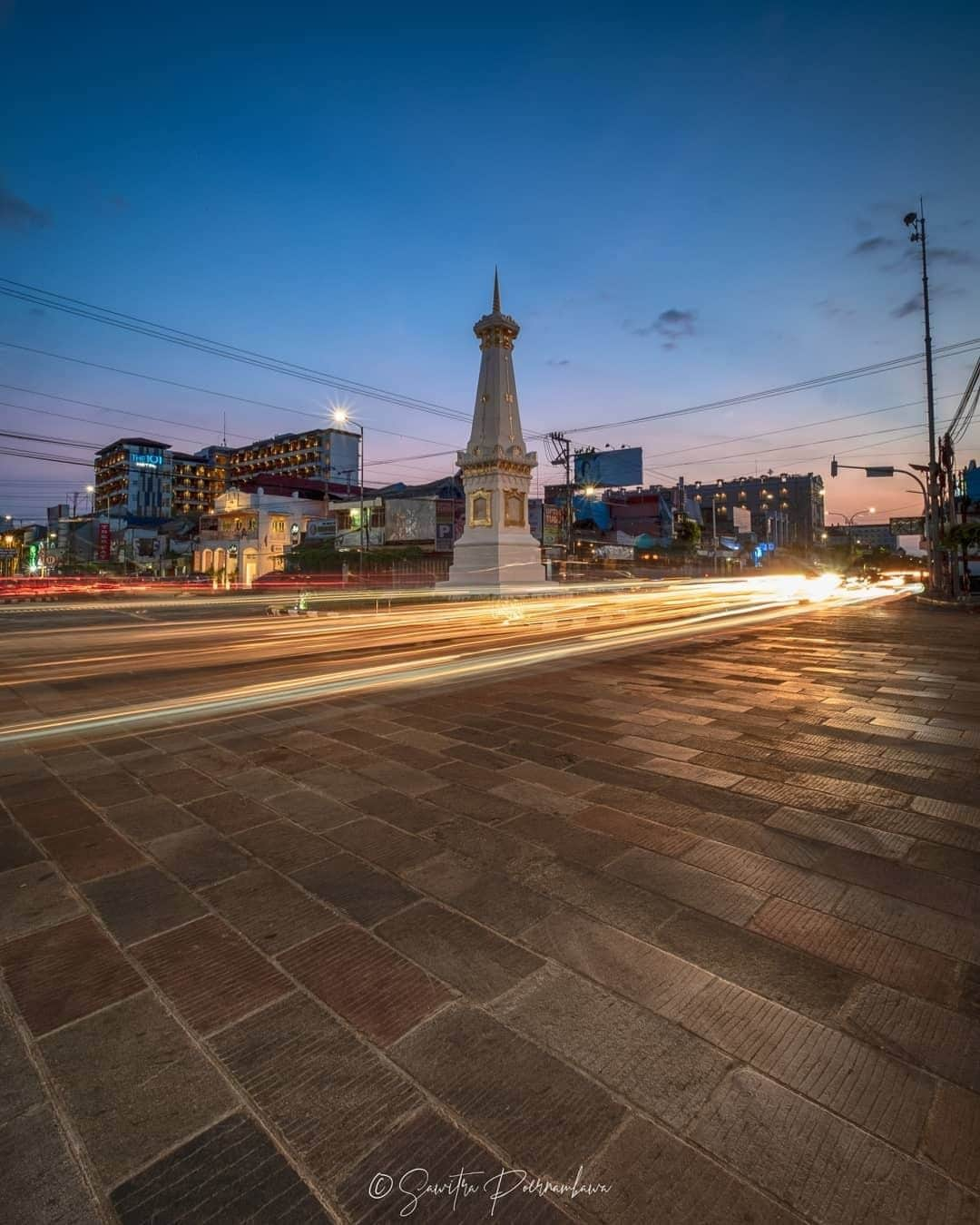 FUJIFILM INDONESIAさんのインスタグラム写真 - (FUJIFILM INDONESIAInstagram)「Kalau datang ke Jogja sempatkan untuk memotret Tugu yang menjadi landmark penanda kota tersebut. Untuk memotret Tugu dengan slowspeed bisa menggunakan Fujifilm Camera Remote App dan siapkan tripod yang steady. Hati-hati juga saat memotret karena tempat ini adalah tempat ramai lalu-lalang kendaraan.  Captured using X-T20 Lens XF10-24mmF4 R OIS  Photo by: @sawitra_poernambawa  #XT20_id #XT20 #XF1024」7月16日 19時01分 - fujifilm_id