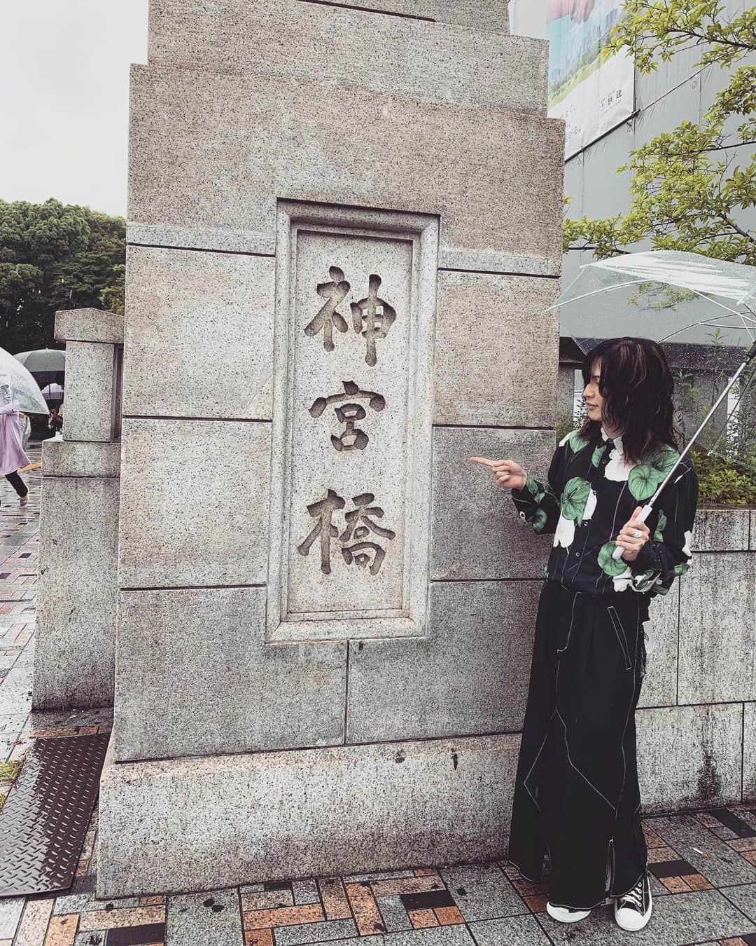 一聖さんのインスタグラム写真 - (一聖Instagram)「神宮橋﻿ ﻿ 異世界を築いた聖地﻿ ほとぼり冷めたら世は蛙﻿ ﻿ ライブネームの名刺持参﻿ 愛しき誕生日は集会﻿ 文通「狂愛者求ム…」﻿ ﻿ 渡る世間は走り去り﻿ 知る人ぞ知る世界遺産﻿ ﻿ 黒服 トランク バンドステッカー﻿ ポジパン 竹下通り ゴスロリ﻿ コスプレ 撮影会 ラバーソール 安ピン装備 デコラ﻿ ﻿ as the years go by﻿ フールズメイトWhere did you go?﻿ ブランドエックスWhere did you go?﻿ いつかは途絶えてしまうのか？﻿ オワコン  衰退  絶望感？﻿ 足掻けDon't give up  俺達舐めんじゃねぇぞ﻿ アンダーグランド  is not good﻿ オーバーグラウンド  is not bad﻿ ﻿ 愛してやまぬ永遠の世界﻿ 影裏な奥にお天道様﻿ 非日常的な現実﻿ 奏でるカメレオン﻿ ﻿ 愛しさ愛でる心﻿ 舌でとろけた毒林檎﻿ 非日常的な現実﻿ 豪華な不良品﻿ ﻿ as the years go by﻿ バンギャ  be called  愛称  受賞﻿ SNSで情報 至宝﻿ 手を替え品を替え絶え間無く﻿ 誰がどう見ても進化だろ？﻿ 足掻けDon't give up  俺達舐めんじゃねぇぞ﻿ アンダーグランド  is not good﻿ オーバーグラウンド  is not bad﻿ ﻿ 愛してやまぬ永遠の世界﻿ 流行りに解毒されても﻿ 消えない絶えない文化﻿ 誇りは爪跡﻿ ﻿ 愛しさ愛でる心﻿ 赤裸々な人間模様﻿ 泥臭くても良い  豪華な不良品﻿ ﻿ #BugLug#NewAlbum#不透明な素顔#神宮橋」7月16日 19時02分 - buglug_issei