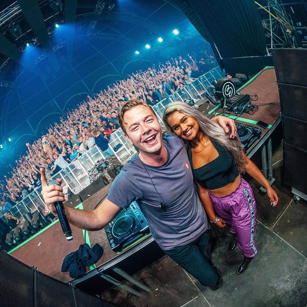 のインスタグラム：「It was totally awesome to see @samfeldtmusic & @shannonrani_ together on stage at @weareelectric.official performing 'Post Malone'! ⚡️ Where would you like to see these two live? Please let us know in the comments! 👇 #partylikepostmalone #samfeldt #rani #shannonrani #postmalone #wearelectric #wearelectric #festival #spinninrecords #outnow」