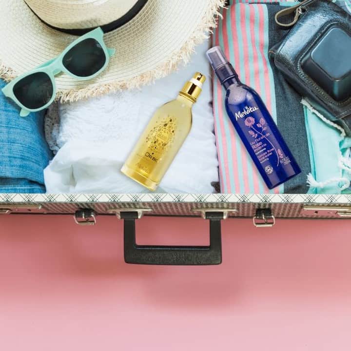 Melvita Officialのインスタグラム：「Quelle est votre checklist voyage ? ⠀ ⠀ Ce qui est sûr, c’est que ces 2 indispensables sont à glisser dans votre valise ! ⠀ ⠀ Cap vers les vacances ✈️⠀ ⠀ #Ouialabeautebio #Melvita #madeinfrance #vacances #summeressentials」