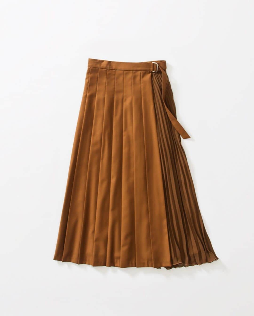 LOUNIE（ルーニィ）さんのインスタグラム写真 - (LOUNIE（ルーニィ）Instagram)「《LOUNIE 2019 Autumn New Collection》秋のプリーツスカートは、ラップデザインが新鮮。注目のキャメルでしっとり、大人っぽく✨ ㅤㅤ 異なる2つのプリーツを組み合わせたデザインがモードな雰囲気。ツイル素材のキチンと感と、エアリーなシフォン素材が歩き姿をより美しく見せてくれます。 ㅤ Skirt(19513216②)¥26000+tax Blouse(w/camisole)(19511298①)¥24000+tax Bag(w/shoulder)(19555225②)¥22000+taxㅤㅤ ㅤ ※着丈84cm(38号) ※36、38、40号展開 ※エクリュ、キャメル、グレーの3色展開 ㅤ #LOUNIE#lounie#ルーニィ#2019aw#fashion#通勤コーデ#お仕事コーデ#プリーツスカート#ラップスカート#キャメル#レースブラウス」7月16日 19時03分 - lounie_jp