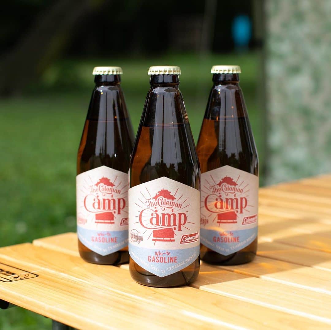Coleman Japanのインスタグラム：「🍺The Coleman Camp限定クラフトビール🍺 いよいよ開催まで10日となりました‼️ ・ 今回はコールマン初のキャンプフェス『The Coleman Camp』の為だけに、T.Y. HARBOR Breweryで造醸された完全オリジナルのクラフトビールをご紹介。その名も「Whi-te Gasoline（ウィートガソリン）」。 ・ ランタンの燃料であるコールマンのホワイトガソリンの淡いブルーをラベルにあしらった 1 本のボトルには、“コールマンのランタンのように、ビールでも人と人とのつながりを灯し、家族や仲間たちと今回の The Coleman Camp を思い切り楽しんでほしい。” そんな 、つくり手の想いが込められています。 ・ ランタンの灯りで灯された「The Coleman Camp」の会場で是非ご賞味ください！ ・ ウィートガソリンの詳細は『The Coleman Camp』公式サイトをチェック👈 ・ ・ ・ @tyharbor_brewery @tysonsandcompany @el_camion_tokyo ・ #灯そうColeman #灯そうコールマン #灯そう #Coleman #コールマン #Camp #キャンプ #キャンプイベント #Outdoor #アウトドア #TheColemanCamp #ザコールマンキャンプ #elcamion #tyharbor #tyharborbrewery #craftbeer #tysonsandcompany #エルカミオン #ティーワイハーバーブルワリー #クラフトビール #TheColemanCamp #TheColemanCamp2019 #cocsummermeeting」