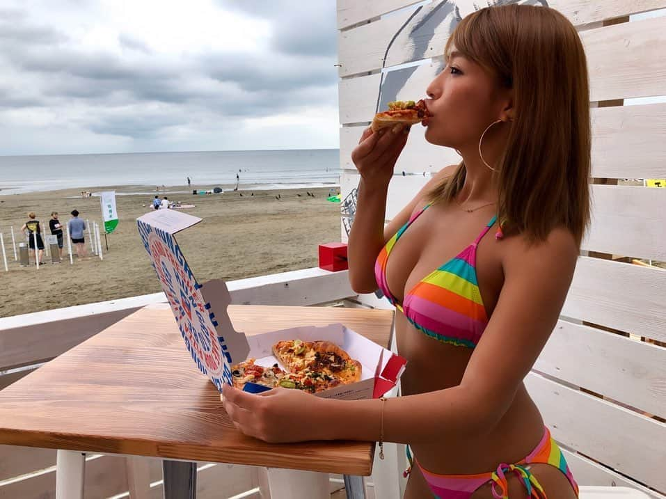 橋本梨菜さんのインスタグラム写真 - (橋本梨菜Instagram)「8月9日までに @dominos_jp  をフォローして #ドミノのリア夏 のタグをつけて、 ピザと一緒にうつった写真を投稿すると、2万円分のピザ無料券が10名様に当たるみたい！  ドミノのクワトロ・カラフルサマー皆さんはもう食べましたか～？🙂♥️ 私は海でピザランチ〜🍕 海の風を浴びながら食べるピザはいつも以上に美味しかった😊  #ドミノのリア夏  #私のカラフルサマー  #ドミノのカラフルサマー」7月16日 19時07分 - hashimoto_rina_