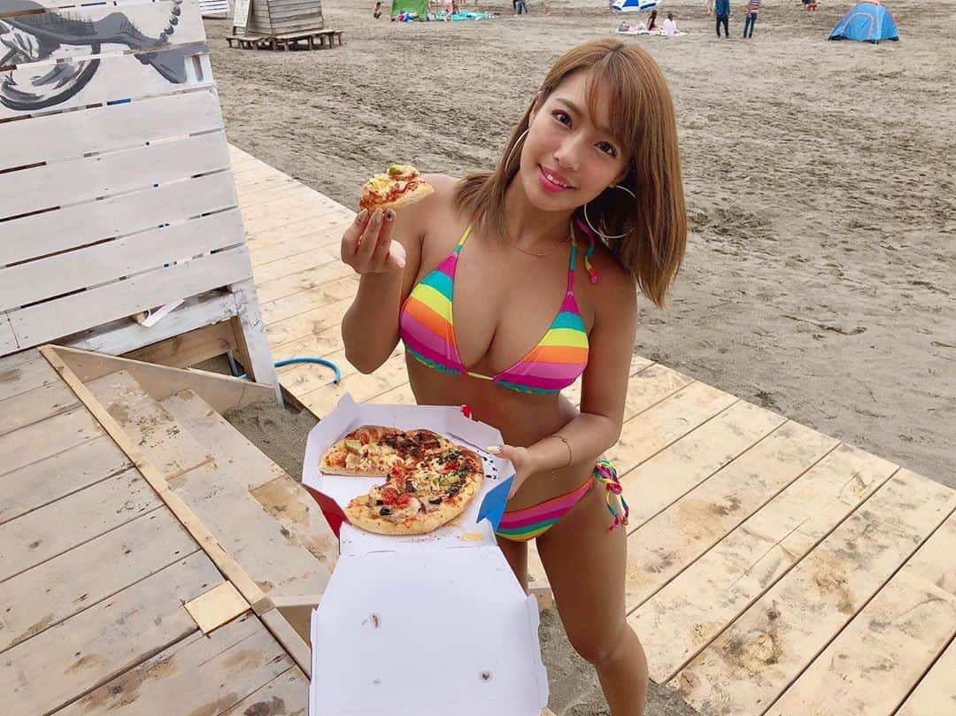 橋本梨菜さんのインスタグラム写真 - (橋本梨菜Instagram)「8月9日までに @dominos_jp  をフォローして #ドミノのリア夏 のタグをつけて、 ピザと一緒にうつった写真を投稿すると、2万円分のピザ無料券が10名様に当たるみたい！  ドミノのクワトロ・カラフルサマー皆さんはもう食べましたか～？🙂♥️ 私は海でピザランチ〜🍕 海の風を浴びながら食べるピザはいつも以上に美味しかった😊  #ドミノのリア夏  #私のカラフルサマー  #ドミノのカラフルサマー」7月16日 19時07分 - hashimoto_rina_