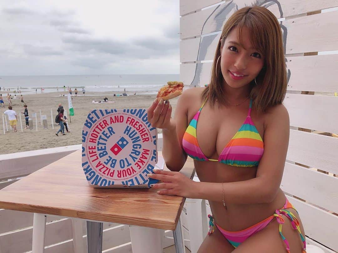 橋本梨菜さんのインスタグラム写真 - (橋本梨菜Instagram)「8月9日までに @dominos_jp  をフォローして #ドミノのリア夏 のタグをつけて、 ピザと一緒にうつった写真を投稿すると、2万円分のピザ無料券が10名様に当たるみたい！  ドミノのクワトロ・カラフルサマー皆さんはもう食べましたか～？🙂♥️ 私は海でピザランチ〜🍕 海の風を浴びながら食べるピザはいつも以上に美味しかった😊  #ドミノのリア夏  #私のカラフルサマー  #ドミノのカラフルサマー」7月16日 19時07分 - hashimoto_rina_