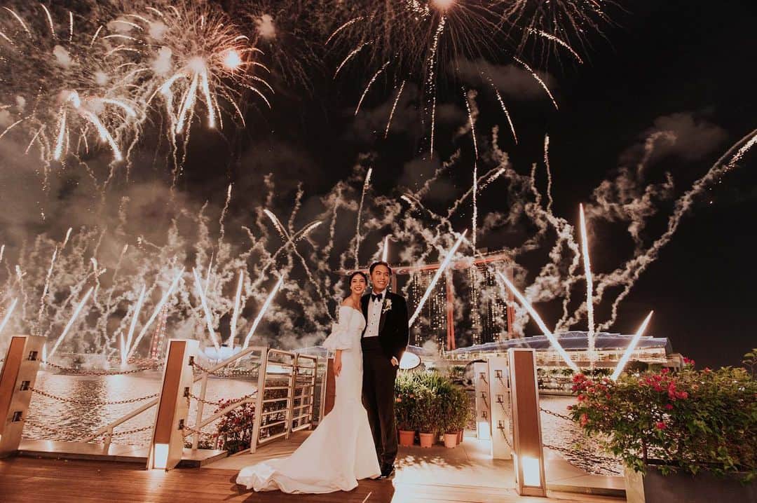 アマンダ・チャンさんのインスタグラム写真 - (アマンダ・チャンInstagram)「Still coming off this wedding high and revelling in all the beautiful memories made this past weekend. Having all our loved ones in the same place to celebrate our union made it so special for us. Despite some hiccups along the way, it was still so perfect to us, in every sense of the word.  Planning a wedding is like piecing a jigsaw puzzle. We had so many who contributed to putting the pieces together that if it weren’t for all of you, this wedding would have never taken place.  A big thank you to Tina and Lesley from @directionsgroupinc for making our vision a reality. You two were basically the backbone of our wedding and made the whole process so smooth and easy for us. From conceptualizing, planning to executing, both of you were always one step ahead of us. Without you two, I would’ve been an absolute mess.  Huge props to @fullertonbayhotel @fullertonhotel, Mr Giovanni, Zahera and team. You guys were so accommodating and went above and beyond to meet our needs. The food was excellent, your hospitality was amazing and the venue speaks for itself.  @moetchandon for getting our guests party ready (maybe a bit too party ready too early!!!) I’m so impressed our guests finished all the bottles in such a short time!  @floralmagic_ for our beautiful floral arrangements and bouquets. I know I couldn’t decide on the flowers till the last minute so thank you for your patience!  We immortalized this special occasion with a custom figurine from @mightyjaxx and of course, we included our baby, @chillihotdog  @louis_gan @yungyaw.photography from @munkeat_studio, your photos are beautiful (evidently, as seen in our recent posts). @jc_tung and team from @jcstudiofilms, we are still so impressed with the video you guys made in time for dinner. We can’t wait to watch the final edit. And finally, my dear friends @pauliusstaniunas and @imyourdedy from @allisamazing for flying down from KL to cover this momentous event, it felt like having a little piece of home with me.  Special shoutout to @shashamsi and team, @dreamaestheticssg , @chanel.beauty and @freshbeauty for being on this journey with us.  Without all these friendships, we couldn’t have done it.」7月16日 19時07分 - amandachaang