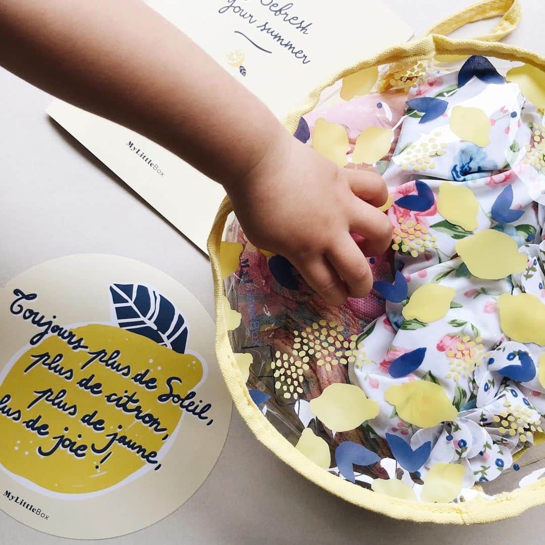 のインスタグラム：「Can’t wait for summer🍋 . . . レモン柄がかわいい @my_little_box_japan のクリアポーチは Miaの水着入れに👙♡ . 子ども水着＋プールおむつにぴったりサイズ☺️✨ 夏よ来ーい🙌 . . . #雨つづき #夏が待ち遠しい #水着バッグ #mylittlebox #mylittleboxjapan #レモン #レモン柄 #赤ちゃんのいる生活 #赤ちゃんのいる暮らし」