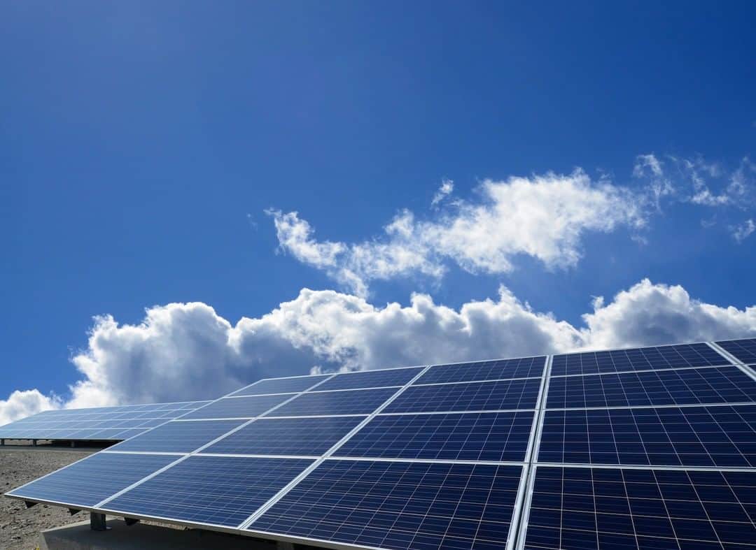 ゴウダ株式会社さんのインスタグラム写真 - (ゴウダ株式会社Instagram)「太陽光にまつわるQ＆A「いま太陽光をつけるメリットは？」「発電した電気は売れなくなる？」 . 今回は、太陽光発電に関してゴウダに多く寄せられるご質問をご紹介したいと思います。 . Q. 売電価格が毎年下がっていますが、いま太陽光をつけるメリットはあるのですか？ . A. たしかに、売電価格は年々下落を続けていて、メディアでもそのことばかりが報じられています。しかし、売電価格は太陽光発電の設置費用の下落にあわせて毎年見直しがされているもので、太陽光発電の投資効果自体は以前と変わっていません。 安心してご検討いただければと思います。 . Q. 今後、発電した電気は売れなくなるのですか？ . A. 太陽光発電で発電した電気は、国の法律によって10年間同じ価格で買い取ることが電力会社に義務づけられています。（10kW以上の場合は20年間） つまり、今年2019年に設置をされた方は、2029年まで同じ価格で売電ができることとなります。 . 今後も電気代はどんどん上がっていくことが予想されますので、経済効果は十分にあるといえるのではないでしょうか。 . #ゴウダ#goda#太陽光#リフォーム#リフォーム工事#リノベーション#家#マイホーム#暮らし#太陽光発電#太陽光パネル#蓄電池#電力#ゴウダ電力#売電#買電#電気代#売電価格#光熱費#固定費用#太陽光エネルギー#非常用電源#災害対策#ソーラーパワー」7月16日 19時15分 - goda_solar