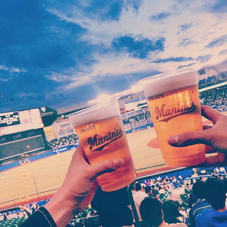 のインスタグラム：「先日の野球観戦⚾️.. . 「野球がスキな、キミがスキ。」 今年の千葉県高校野球のキャッチフレーズ。めちゃくちゃいいよね。 野球好きな女子増えろぉおお！！ あまり野球好きの友達居なくていつも1人とかで見に行っちゃうのよね。寂しい。 と私の1番身近な野球好きなお友達とマリン行ってきたよー！！ ゆっこは小、中、高一緒で、偶然にも2017ミスインターナショナルファイナリストでも一緒だたのよん！そして、最高な、野球好き⚾️。うん。最近。 いっぱいこれからも野球一緒に見にいこーね♡.. .. と話し戻って、この日は久々のロッテvs日ハム戦へ。日ハムも好きな選手いっぱいいるからスキ。この日はロッテの勝利！最高でしたね！  そして、マリンの風をあびながら飲むビール🍺はやはり最高ね✨.. #マリンスタジアム #zozoマリンスタジアム #千葉ロッテマリーンズ #ロッテ #日ハム #日本ハムファイターズ #ビール #beer #野球 #野球観戦 #野球好き #野球女子 #baseball」