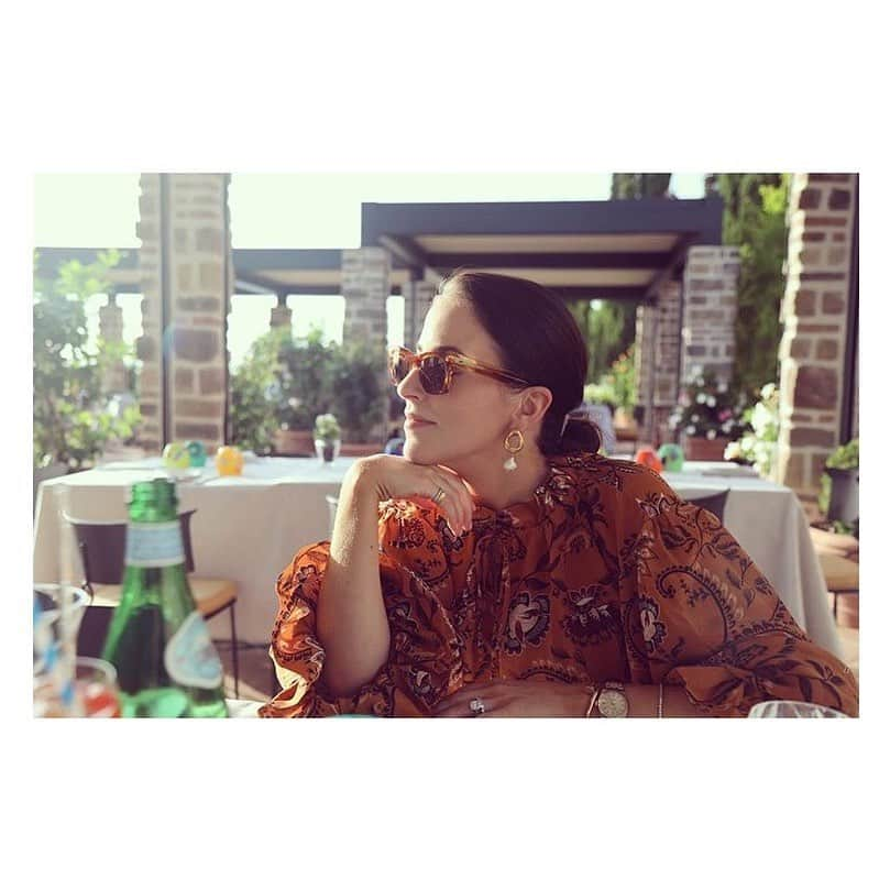 ココリボンさんのインスタグラム写真 - (ココリボンInstagram)「Tuesday’s in Tuscany 🇮🇹 @lisawipfli looking ever elegant on vacay in our Safari silk dress 🐆Tap now to steal her style or drop by to try @collectiveonqueen 64 Queen Street Woollahra 👑 #latergram #cocoribbon #bohemeluxe #luxe #luxefabric #silk #timeless #prints #chinoiserie #chinois #fashion #boutique #blouse #dress #shop #love #instastyle #london #sydney #ruffles #florals #embellishment #colourcrush #colour #welltravelled #chic #limitededition #lisawipfli #nourishingbubs」7月16日 19時31分 - cocoribbon_official