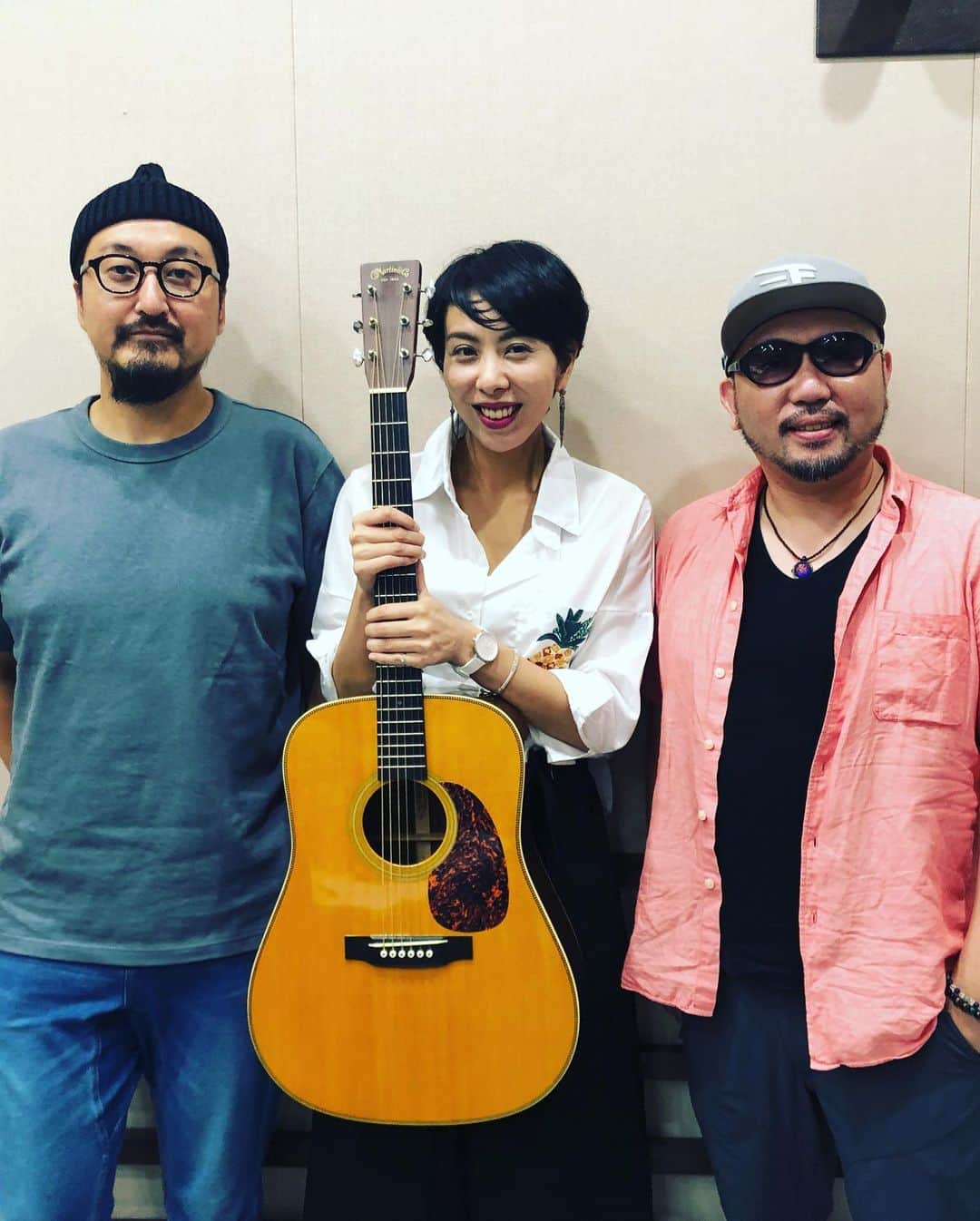 LOVEのインスタグラム：「まず仙台に来たようー^_^  NHK FM、MONKEY MAJIKのオンバク！DICKさんとTAXさん、今回も暖かく迎えてくださり。めちゃくちゃジワジワ面白いので絶対聞いてね^_^  Date FMにも行ってきたー！ 名護ちゃま。みなさま。同じく暖かく迎えていただき。ありがとう😘😘😘 明日は相馬ライブだい！ 文房具受け取ってくれた子どもたちがもう中学生。中学校の学年行事にお呼ばれ。ありがたいかぎりです。 🥰」