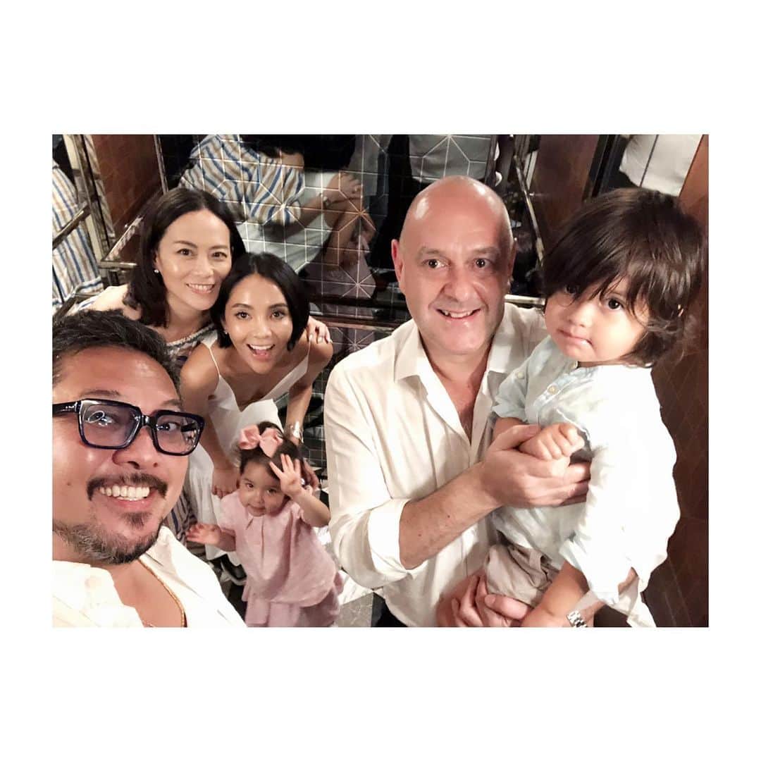 HiRAO INCのインスタグラム：「. My family in Hong Kong  Wake up elephant Papa❤️ 🐘🐘🐘🐘🐘 3歳児 本よりチョコレート🍫に夢中」