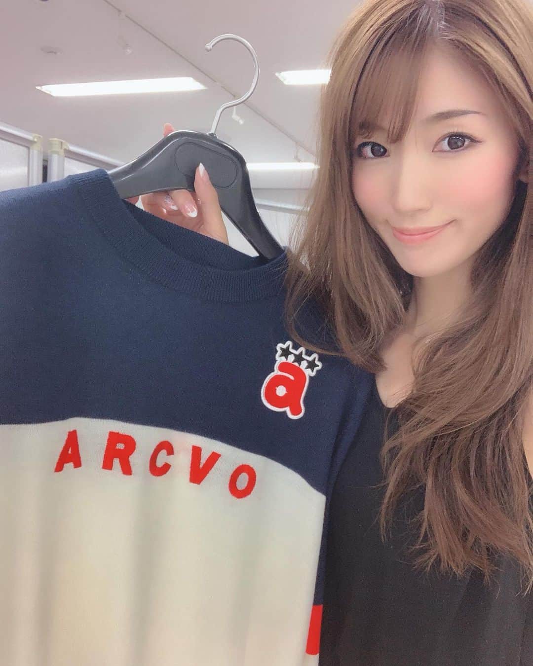 のインスタグラム：「🌟 🌟 🌟 ハワイ前にアルチビオ( @archivio.official )のLOOK BOOK撮影でした🌈✨S/Sに続きA/Wの撮影にも呼んでいただけて嬉しーい🥺💕 コーディネートは公開されるまでのお楽しみって事でお願いしやす🥺💕メンズの撮影もあったのでメンズのアイテムも見てたんだけど、可愛いアイテム沢山でしたよ🙌私はこのニットに一目惚れ💓ネイビー×赤×白の組み合わせ大好き😍✨ . . . #アルチビオ #ゴルフコーデ #ゴルフ女子 #アルチビオコーデ #ゴルフ男子」
