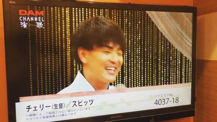 松阪ゆうきのインスタグラム：「カラオケで練習してたら、 自分が出てきた（笑）  変な感じww 微妙にマネして歌ってる感ww  しばらく出てそうだから、 カラオケに行ったらDAMをご覧くださいませ＾＾ #カラオケ #damチャンネル演歌 #bigecho #男はつらいよ #渥美清 #寅さん #松阪ゆうき #3人の歌仲間」