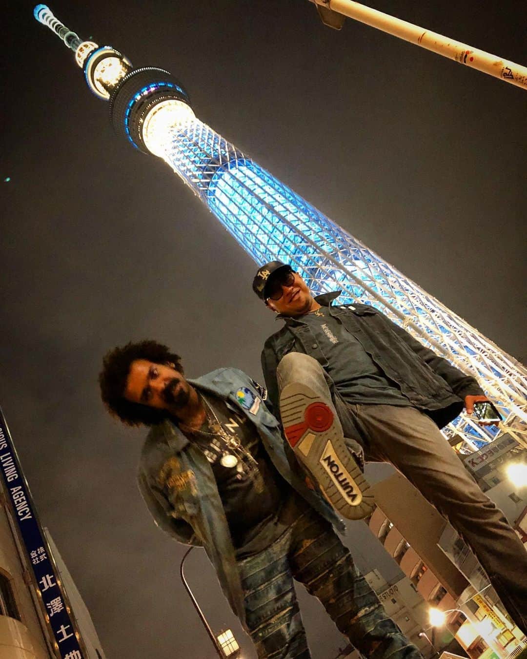 Kayzabroのインスタグラム：「Coming to town like a Godzilla🦖 #tokyo #skytree」